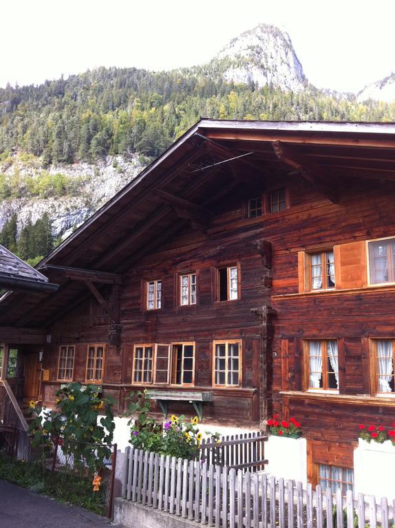 Гостевой дом 400-Year-Old Vintage Swiss Chalet Больтиген Номер фото